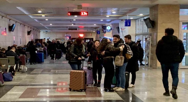 Uzaktan eğitim kararıyla birlikte Eskişehirde öğrenci göçü devam ediyor