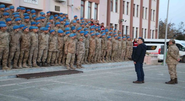 Vali Çağatay, deprem bölgesinde bulunan jandarmaya teşekkür etti