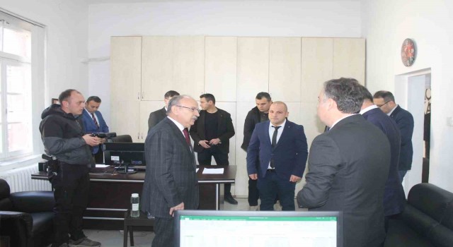 Vali Karadeniz, Turgutluda depremzedeler için üretim yapan atölyeleri ziyaret etti