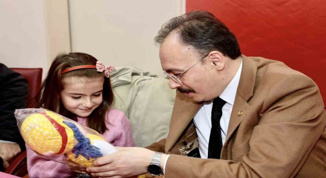 Vali Kızılkaya afetzede çocuklar ve aileleri ile bir araya geldi