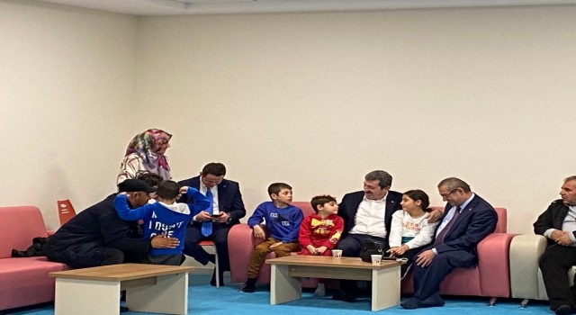 Vali Orhan Tavlı Menteşede Depremzedelerle bir araya geldi
