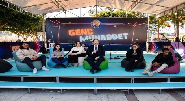 Vali Pehlivan: Tüm birimlerimizle gençlerimizin hizmetindeyiz