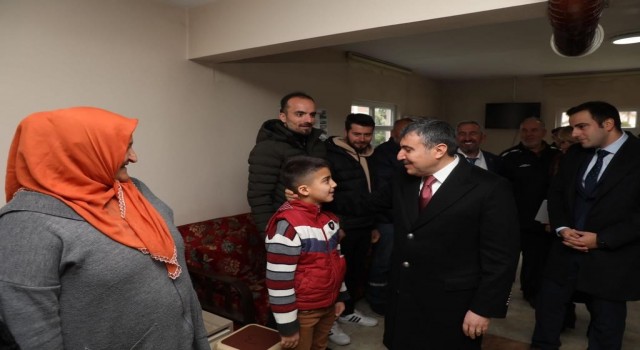 Vali vatandaşın ayağına gidip, sıkıntılarını dinledi