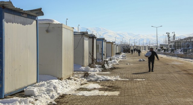 Van ekibi Malatyalı depremzedeler için konteyner kent kuruyor