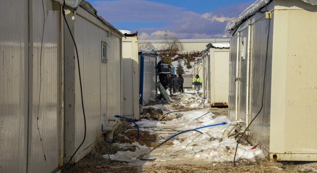 Van ekibinin Malatyada kurumuna başladığı konteyner kent hızla tamamlanıyor