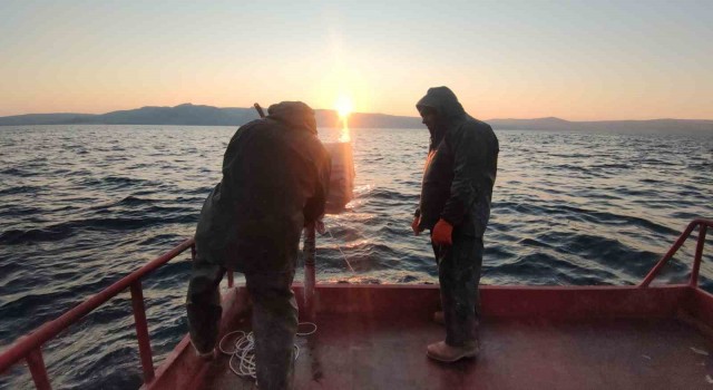 Van Gölünün mavi sularında ekmek mücadelesi
