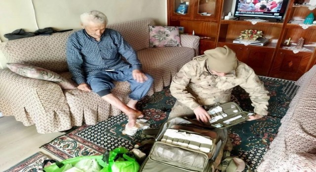 Van jandarması 55 kişiyi enkazdan sağ kurtardı
