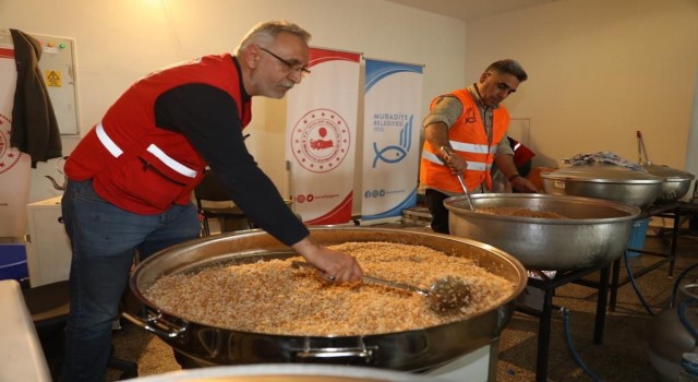 Van Valiliği koordinasyonunda depremzedelere sıcak yemek