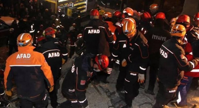 Vanda 90 AFAD personeli deprem bölgesine gönderildi