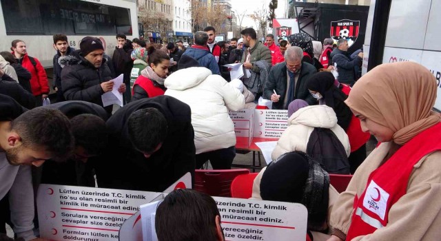 Vanda depremzedeler için kan bağışı kuyruğu