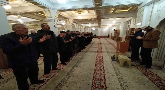 Vanda Miraç Kandilinde eller, depremzedeler için semaya açıldı