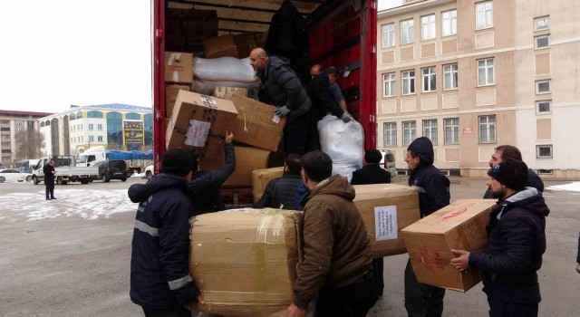 Vandan deprem bölgesine yardım tırları hareket etti