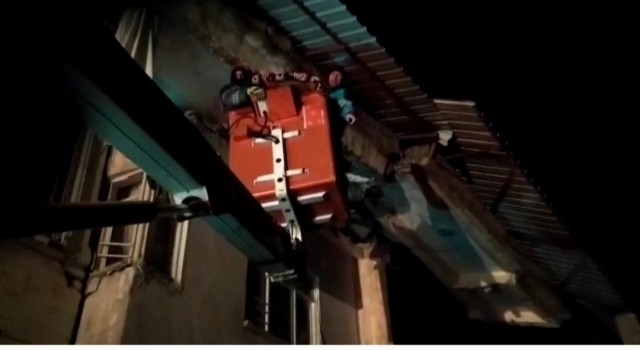 Vandan giden ekip 80 yaşındaki kadını enkazdan sağ çıkarttı