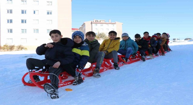 Vanlı çocukların kayak keyfi