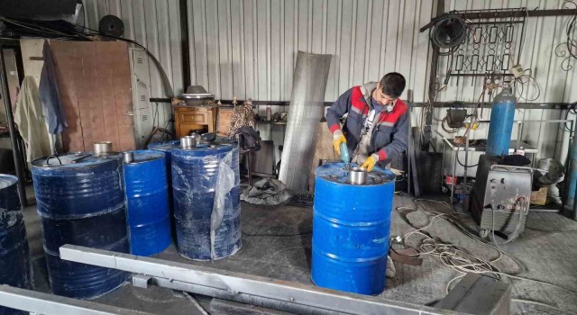 Varilleri depremzedeler üşümesin diye sobaya dönüştürüyorlar