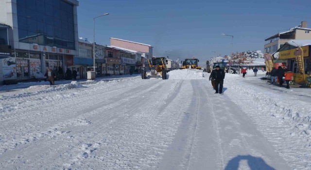 Vartonun cadde ve sokaklarında biriken kar kütleleri ilçe dışına taşınıyor