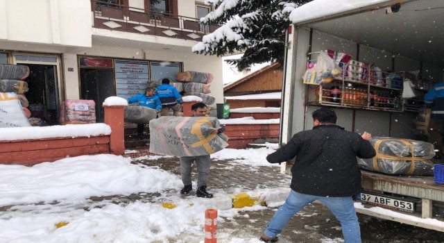 Vatandaşlar, el birliğiyle diktikleri battaniyeleri deprem bölgesine gönderdi