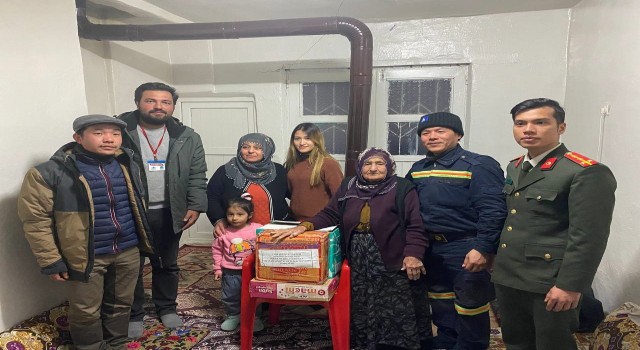 Vietnam arama kurtarma ekibinden Vietnamlı gelin ve Türk ailesine ziyaret ve yardım