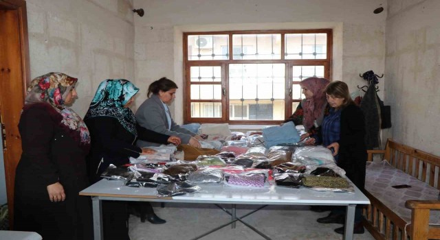 Viranşehirli kadınlar depremzedeler için kışlık giysi üretiyor