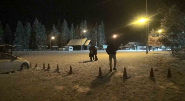 Yağan karı fırsat bilenler soluğu Ilgaz Dağında aldı