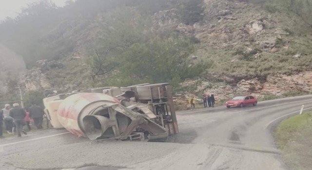 Yağıştan kayganlaşan yolda beton mikseri devrildi: 1 yaralı