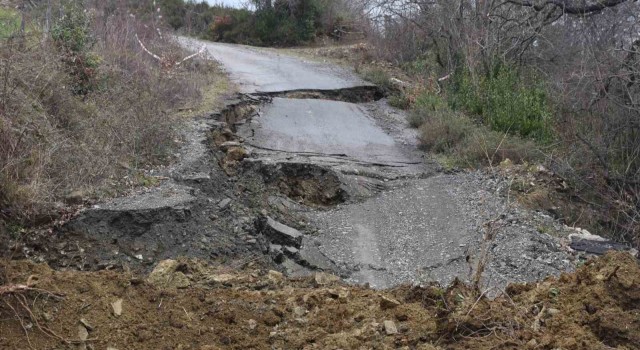 Yakakentte heyelan nedeniyle yol trafiğe kapandı