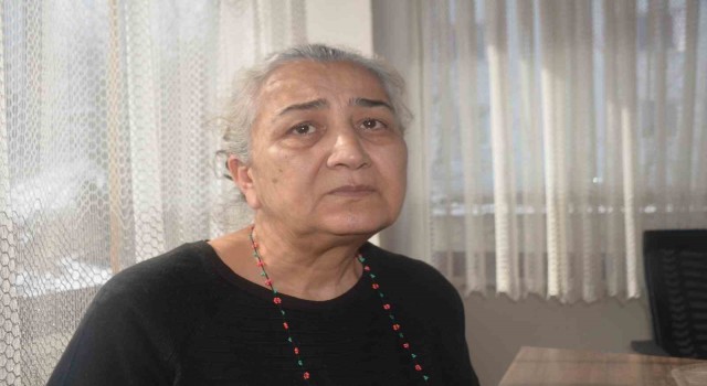 Yakınları göçük altında olan kadın depremzedelere bir nebze yardımcı olabilmek için canla başla çalışıyor