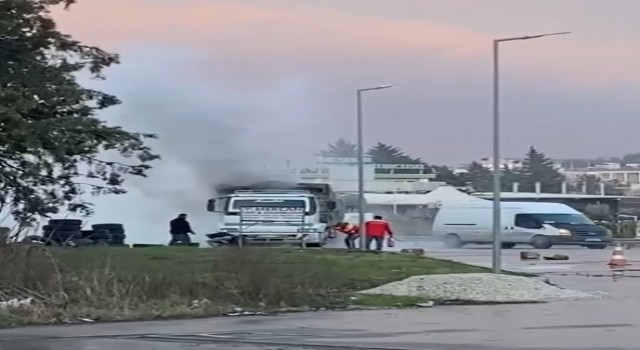Yalovada yanan kamyonu akaryakıt istasyonu çalışanları söndürdü