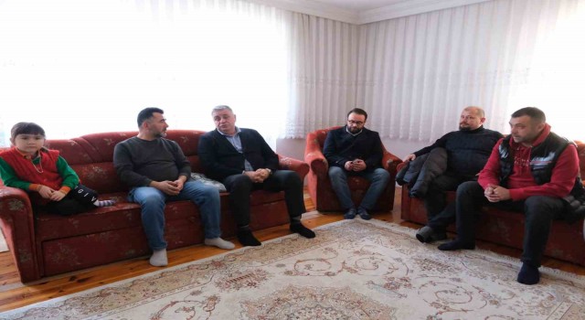 Yamak, depremde hayatını kaybeden Saruhan Bolatın ailesini ve mezarını ziyaret etti