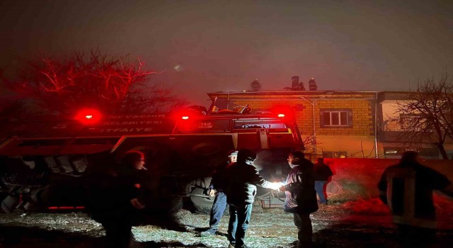 Yangına müdahale eden itfaiye aracı devrildi, 1 itfaiye eri yaralandı