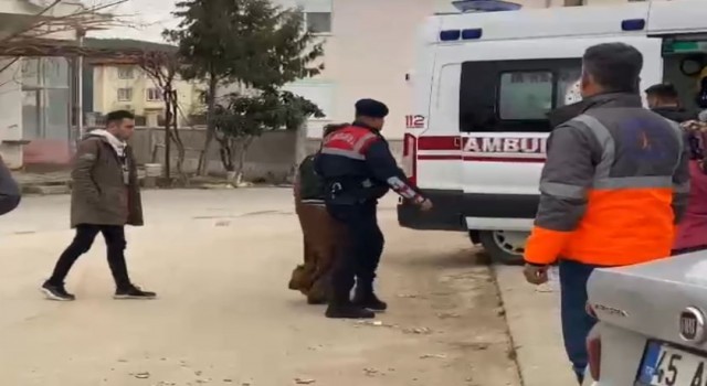Yangında mahsur kalan çifti itfaiye ekipleri kurtardı