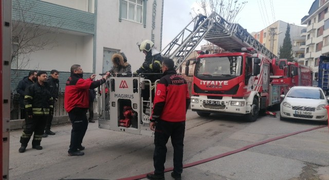 Yangında mahsur kalan özel birey itfaiye ekipleri tarafından kurtarıldı