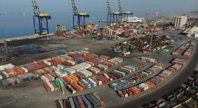 Yangının ardından İskenderun Limanındaki ayrıştırma çalışmaları havadan görüntülendi