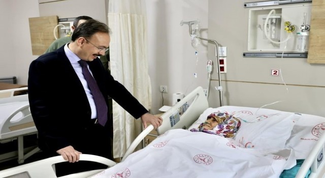 Yaralı depremzedeler Bilecike gelmeye başladı