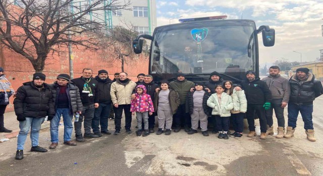 Yardım götüren Kocaelispor depremzedeleri de alarak geri dönüyor