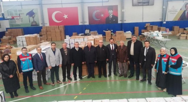 Yardım kolilerini kaymakamlığa teslim ettiler