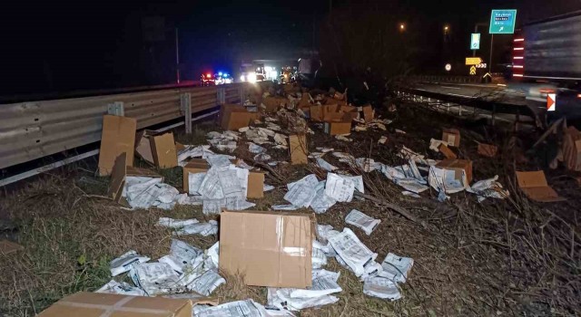 Yardım malzemeleri taşıyan tır kaza yaptı