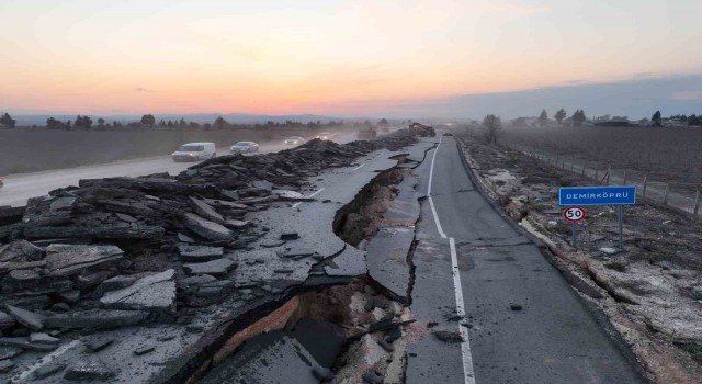 Yarılan yol havadan görüntülendi