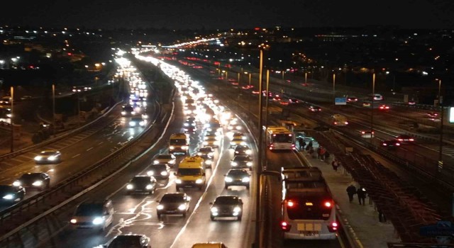 Yarıyıl tatilinin bitmesiyle birlikte İstanbulda trafik yoğunluğu oluştu