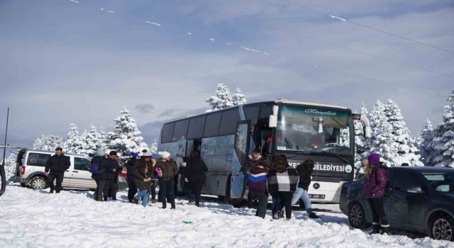 Yarıyıl tatilinin son günlerinde Uludağa tatilci akını