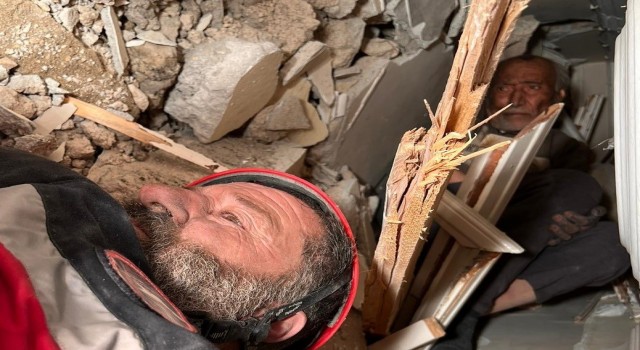 Yaşar dedeyi enkazdan aslansın diyerek çıkardılar