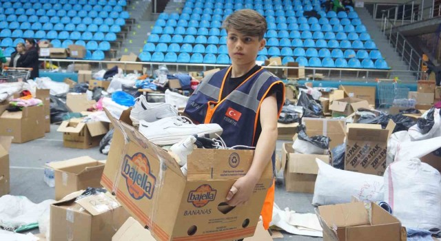 Yaşı küçük ama gönlü büyük: Gece gündüz demeden depremzedelere destek için çalışıyor