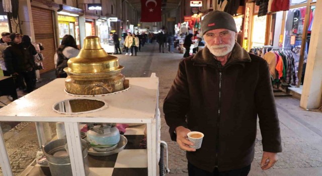 Yazın meyan şerbeti, kışın salep satıyor