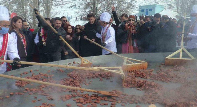 Yedincisi düzenlenen festivalde 7 buçuk ton sucuk 350 bin kişiye dağıtıldı