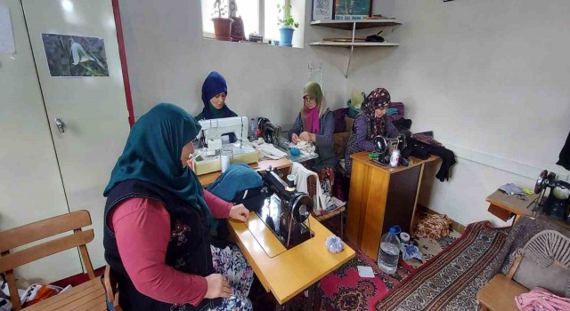 Yenicede depremzede çocuklar için parça kumaşlardan giysi dikiyorlar