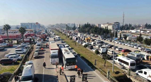 Yerle bir olan Hataya tırlar ile adeta yardım yağıyor