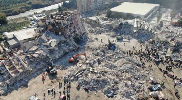 Yerle bir olan Hatayda arama kurtarma çalışmaları havadan görüntülendi