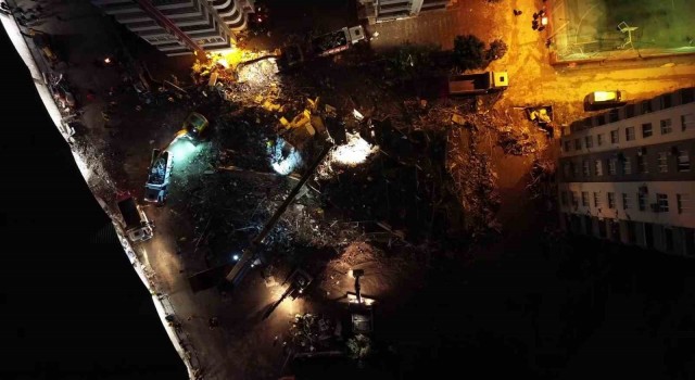 Yıkılan 14 katlı binadaki kurtarma çalışması devam ediyor