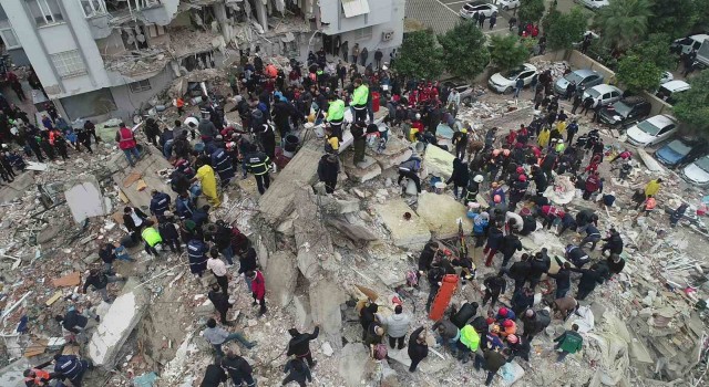 Yıkılan bina enkazından 1 kişi daha çıkartıldı