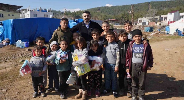 Yıldırımdan depremzede çocuklara oyuncak